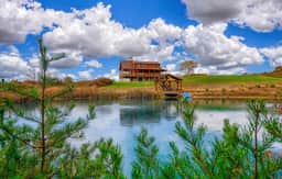 Great Hilltop Views, Pond, Hot Tub, Fast Wifi