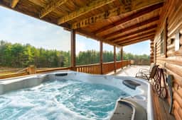 Great Hilltop Views, Pond, Hot Tub, Fast Wifi